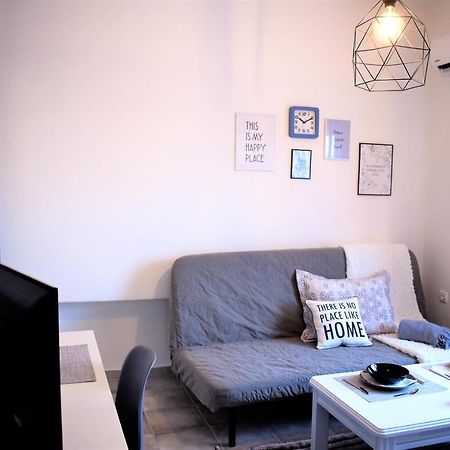 Cozy And Modern Apartment Komotini Bagian luar foto