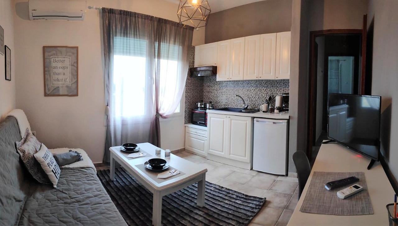 Cozy And Modern Apartment Komotini Bagian luar foto