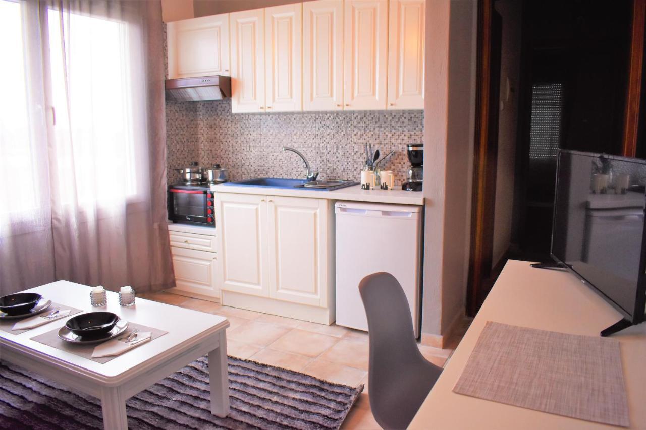 Cozy And Modern Apartment Komotini Bagian luar foto