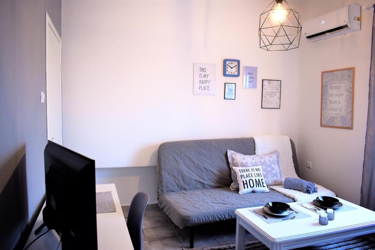 Cozy And Modern Apartment Komotini Bagian luar foto