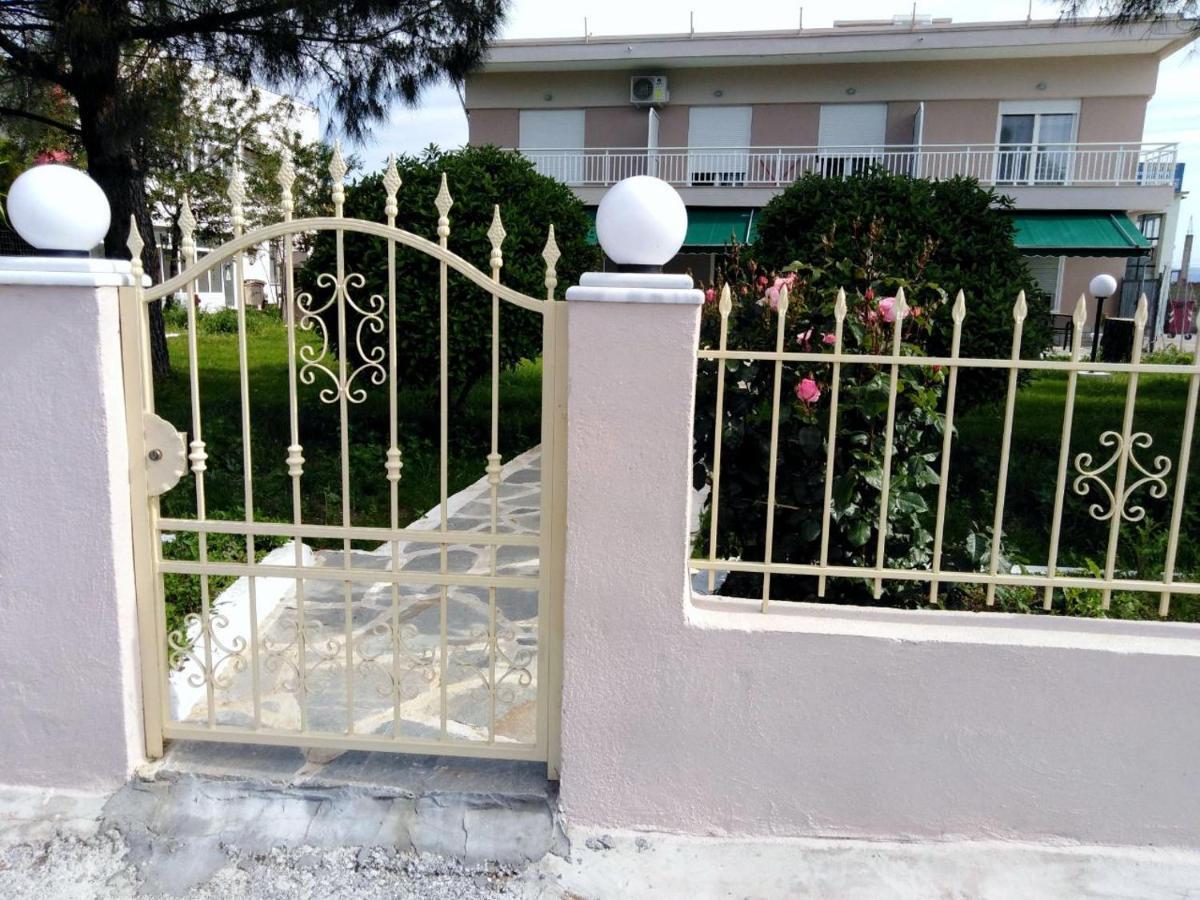 Cozy And Modern Apartment Komotini Bagian luar foto